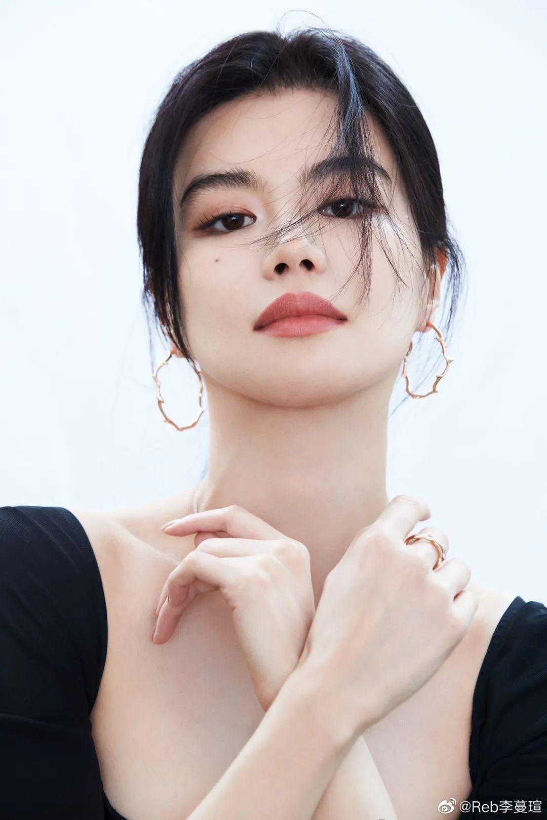 李蔓瑄受邀出席larosedior珠宝系列限时精品店开幕酒会翩然诠释复古