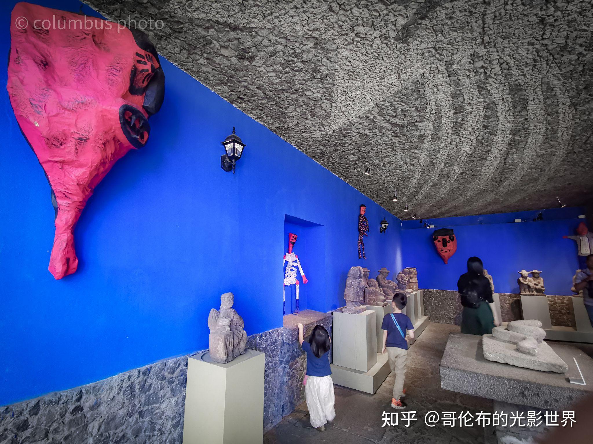 和岁月有关的小镇狭窄的殖民时期古石板街道,长满了艺术画廊与咖啡馆