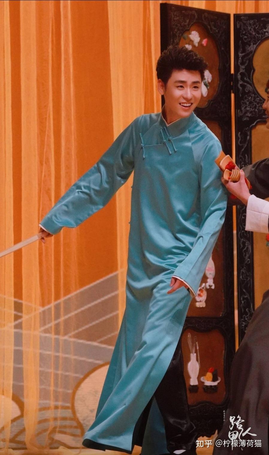 这一场张云雷换上了蒂芙尼蓝大褂,看着就很轻快,也很俏皮.