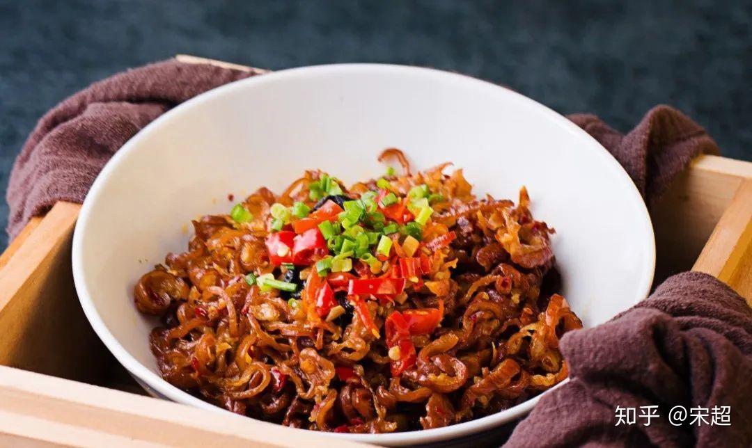 1,把鹅胗和猪黄喉分别剞花刀,纳盆后加姜葱和料酒腌味,然后投入沸水锅