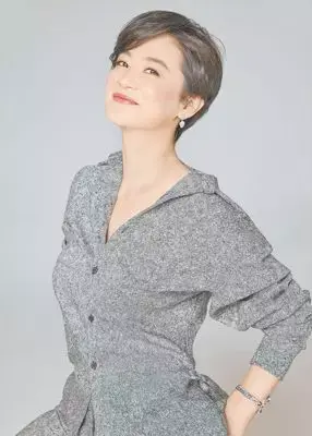 男性化元素为青霞姐增添了英气美 加上林青霞标志性的美人沟下巴 坚韧