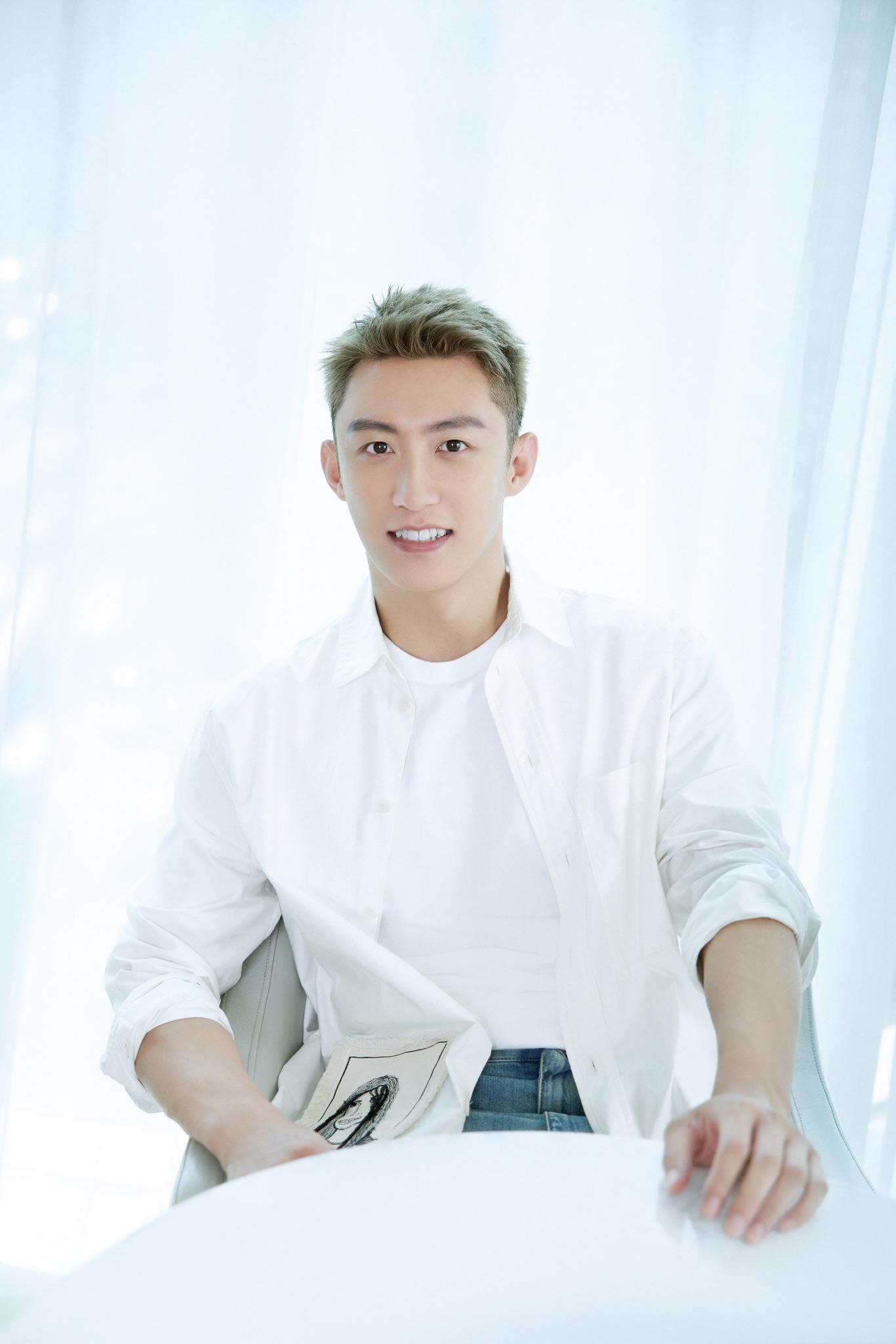 黄景瑜白衬衣新浪爱奇艺扫楼照