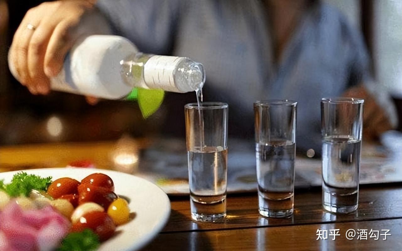 饭局上给对方倒酒,几分满最好?里面讲究得多,搞懂避免得罪人 - 知乎