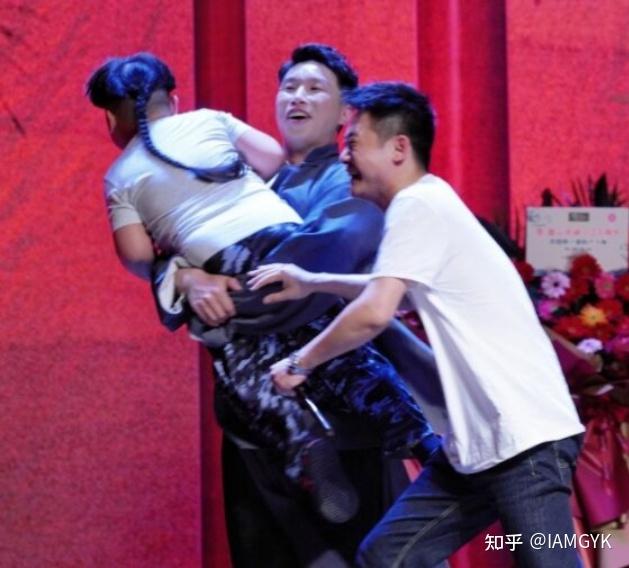 郭德纲小儿子上台送水果拒绝下台逗笑全场体型太胖被两人扛走