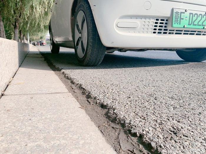底盘完全不用怕,马路牙子也不怕完全可以上去的,亲测没问题,不过需要