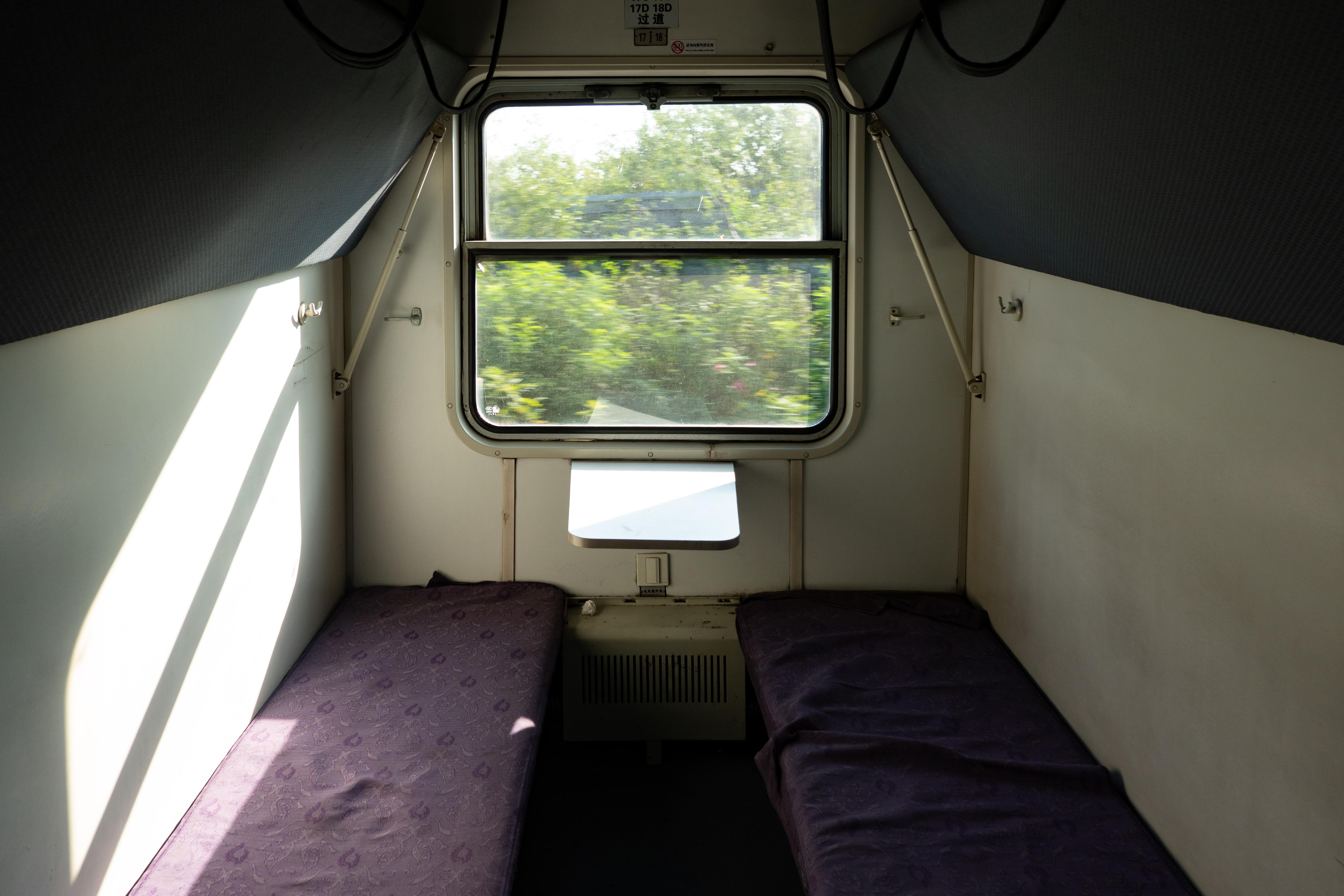 yw25b卧铺床位,小桌板下的开关为电风扇开关阳光下的硬卧车厢过道中俄