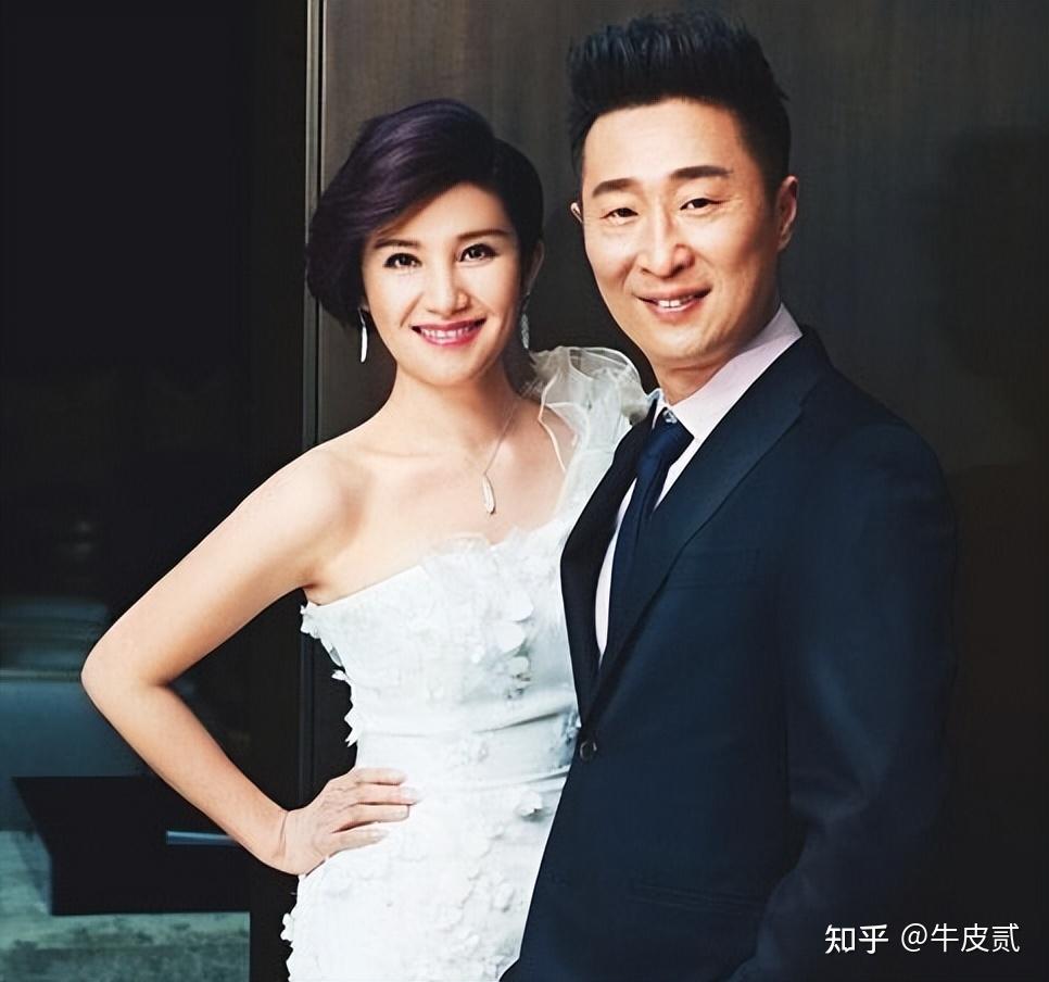 邹伟离婚后娶妻生子,闫妮却至今未婚,她在追求什么?