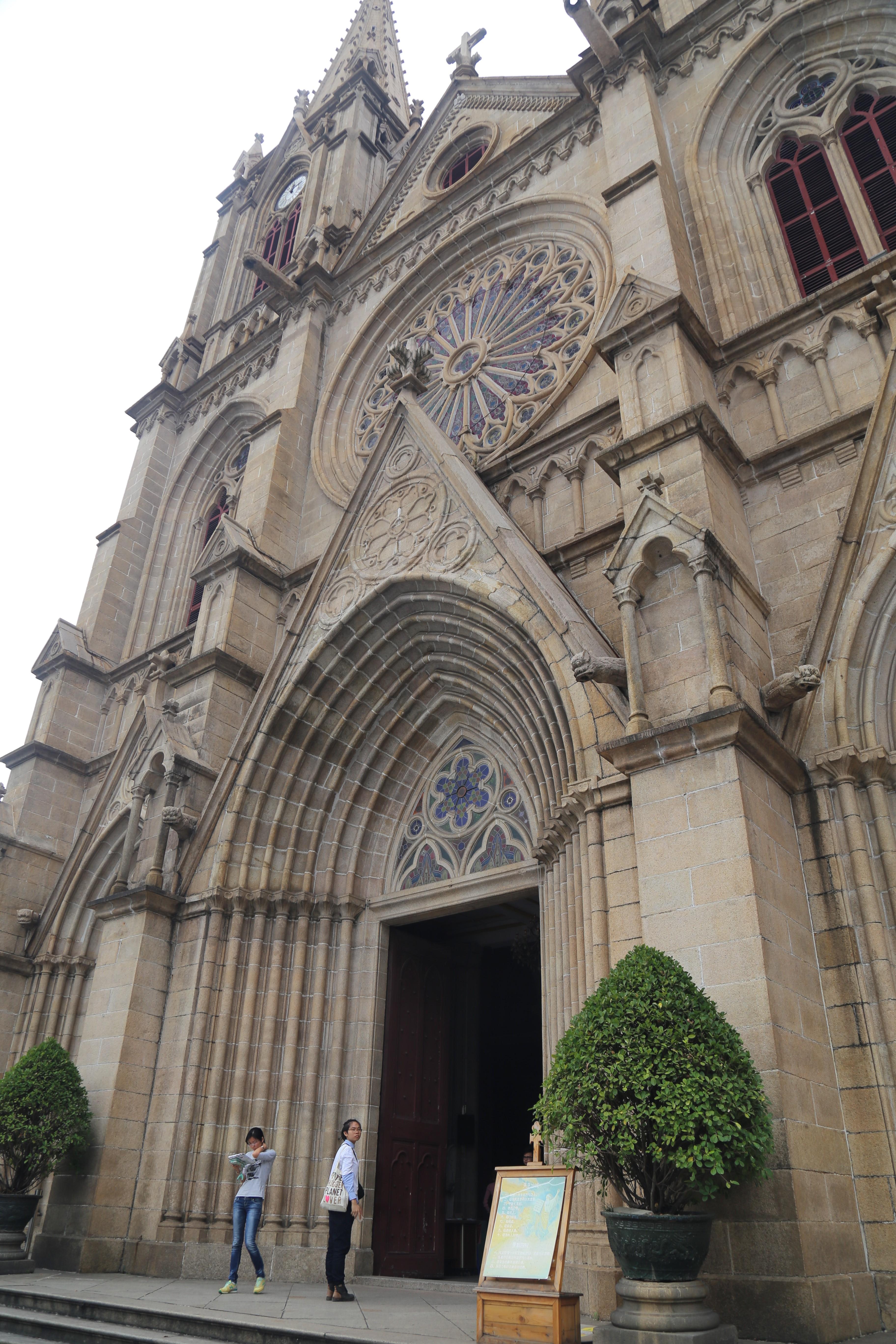 行走老广州的车水马龙里阳光透过一扇玫瑰窗