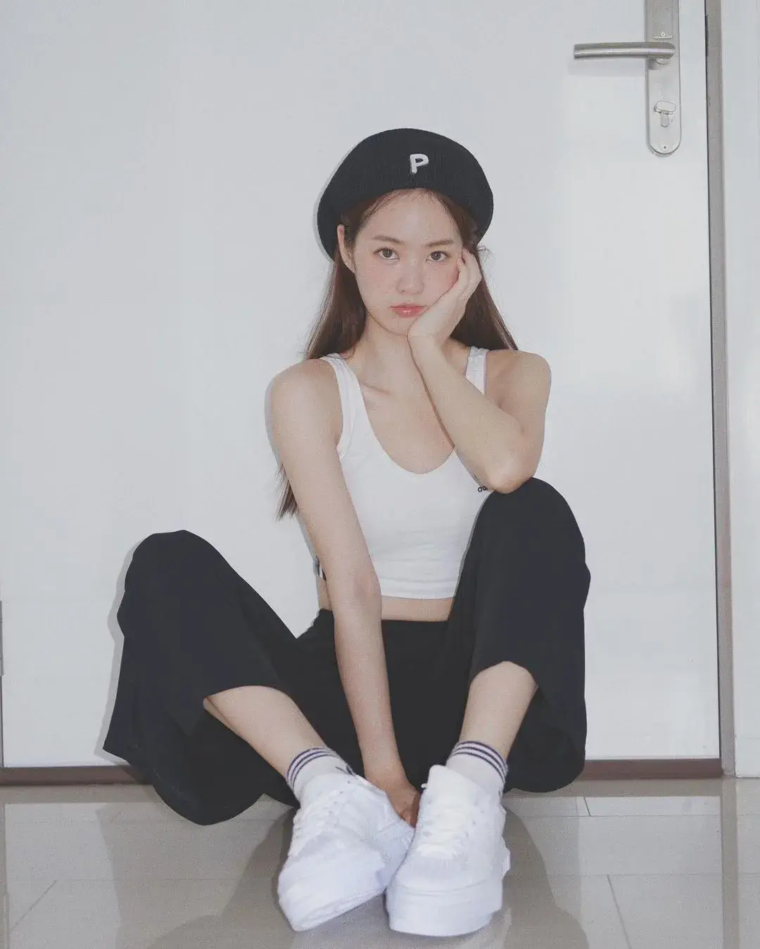 露出微笑,可爱指数加倍哦~-互动第二招:单手撑脸如果拍照想要酷一点