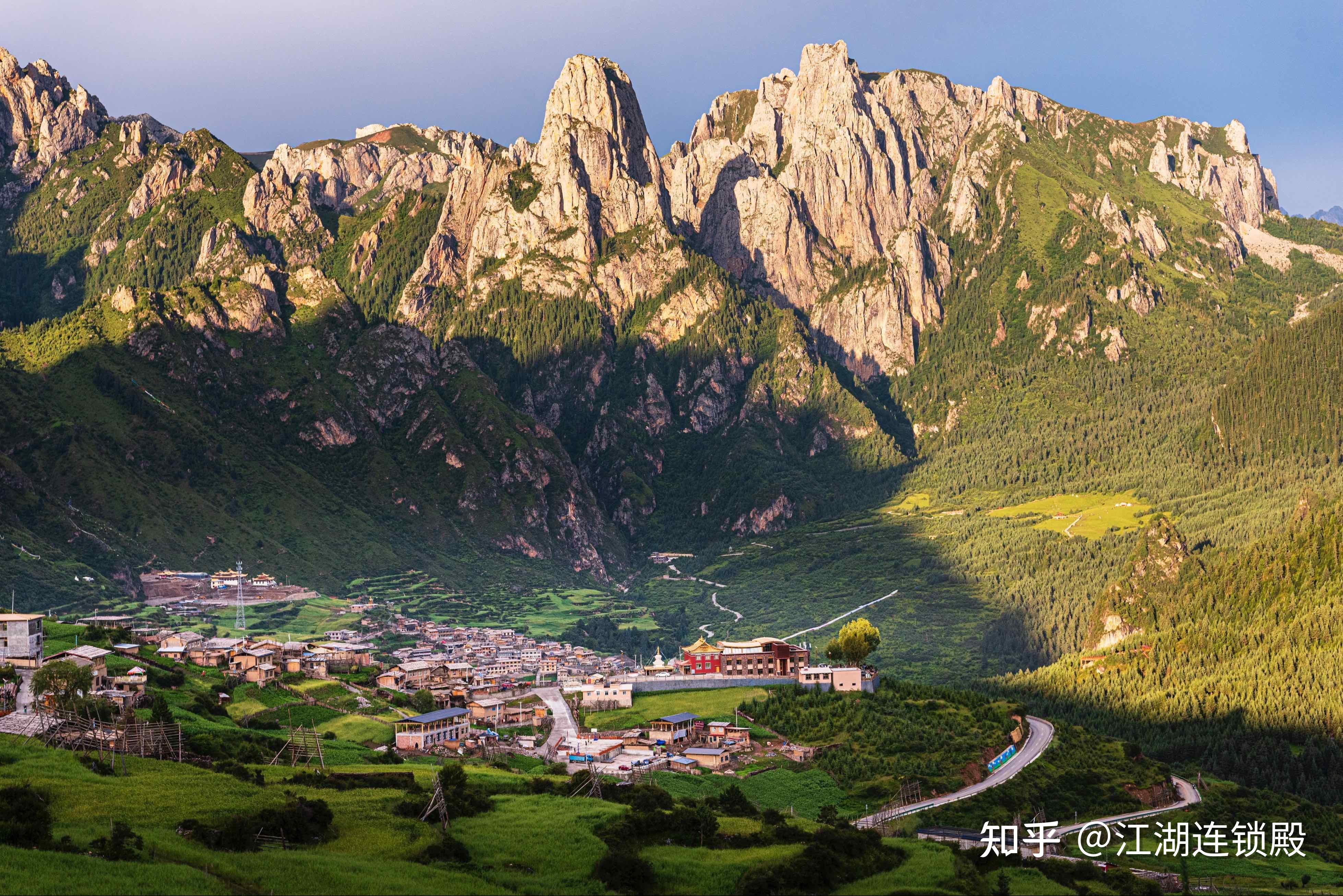 甘肃的海拔大致在1000米到5000米左右,差异较大,地貌按照垂直地带性
