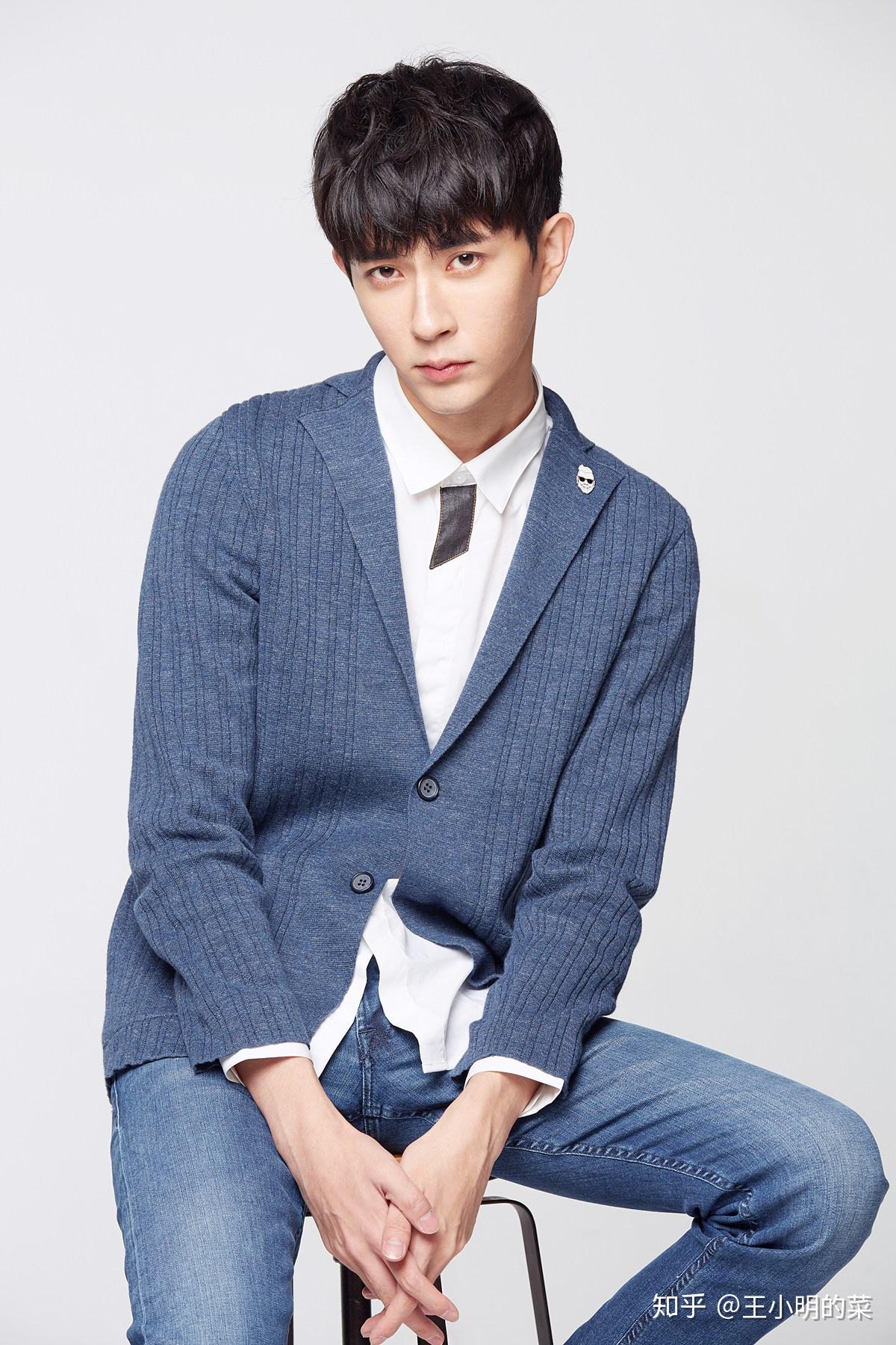 于朦胧可爱天然萌,他羞涩的性格并没有影响到他深情的演唱.