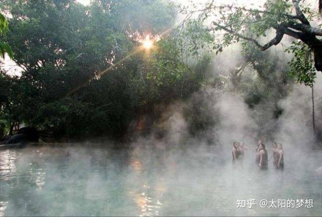 勐拉温泉位于云南金平县勐拉乡普洱上寨附近的一个山谷里.