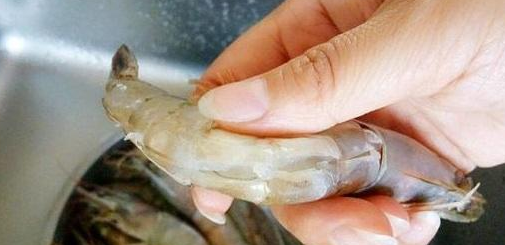挑虾线的小技巧你知道吗教你1秒挑出虾线的方法
