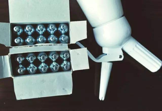 但笑气大量地以奶油气弹的名义出售,大多为食品加工,咖啡行业相关商家