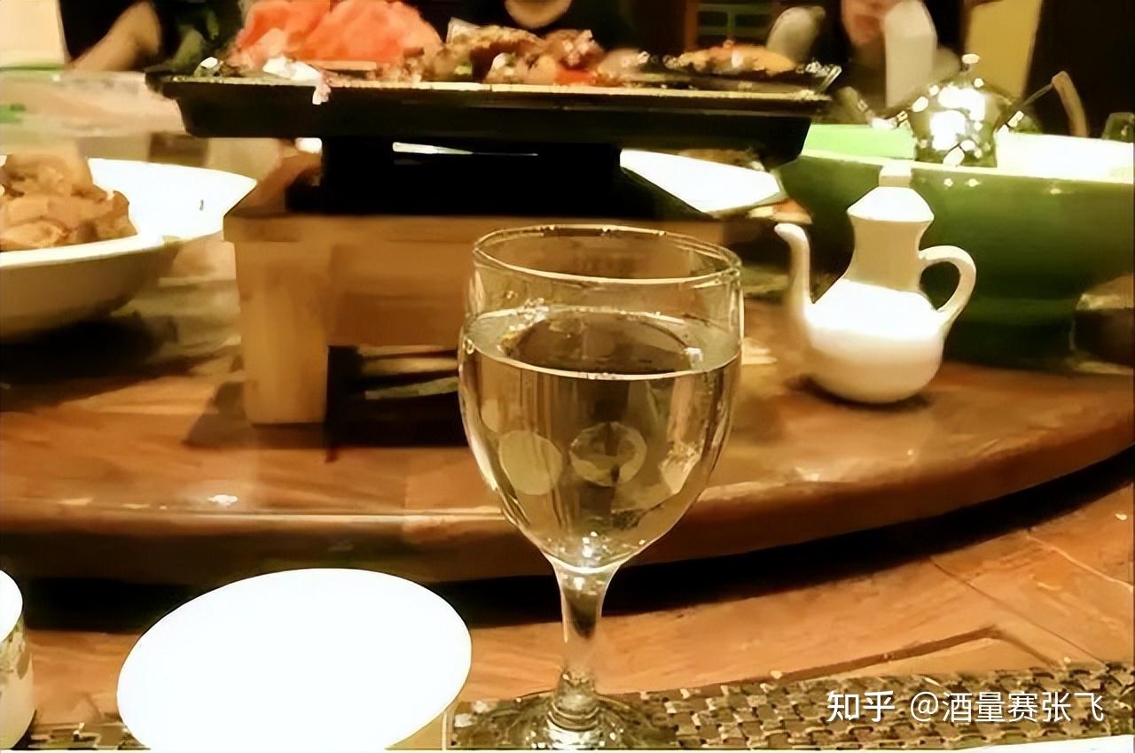 酒桌上,向别人敬酒时,为什么要“左手”拿杯子?早了解早知道 - 知乎