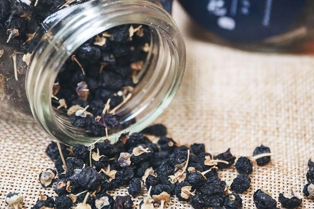 黑枸杞泡酒是什么颜色?