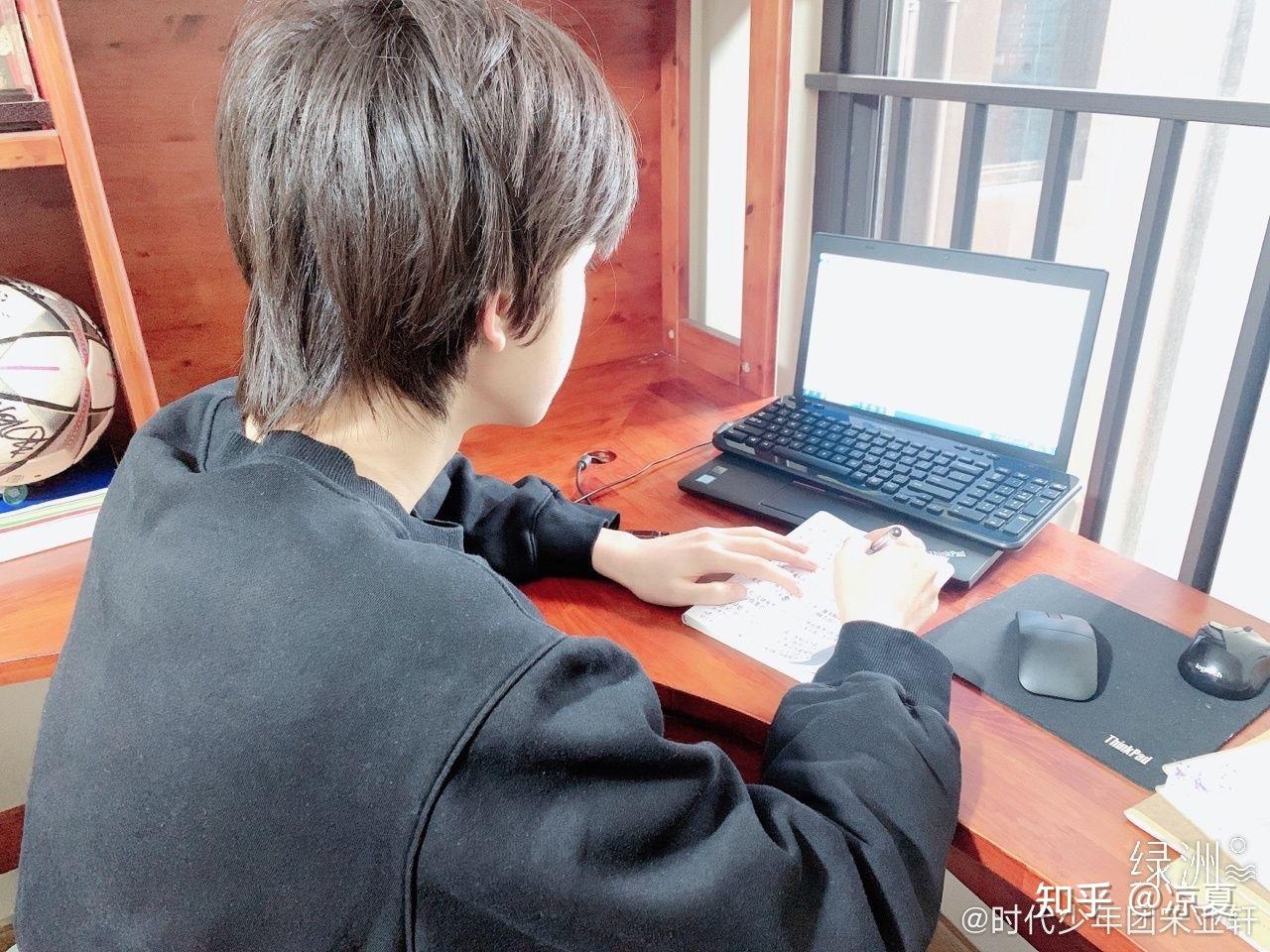 想收集一下宋亚轩学习的图片有的请发一下吧