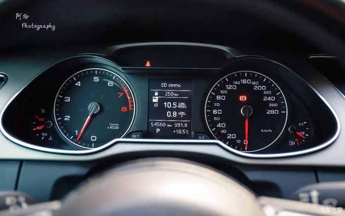 仪表盘造型倒是不错,虽然中间的行车电脑屏幕很小,但能显示得信息还是