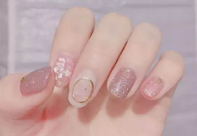 这里可能是最全的新年美甲集合了-新年美甲图片2021简单大方红色衣服