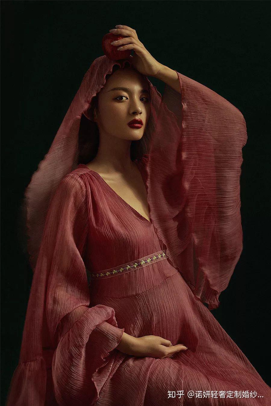 本组作品借鉴了文艺复兴时期油画的特点,照片采用湛蓝色背景,孕妈身着