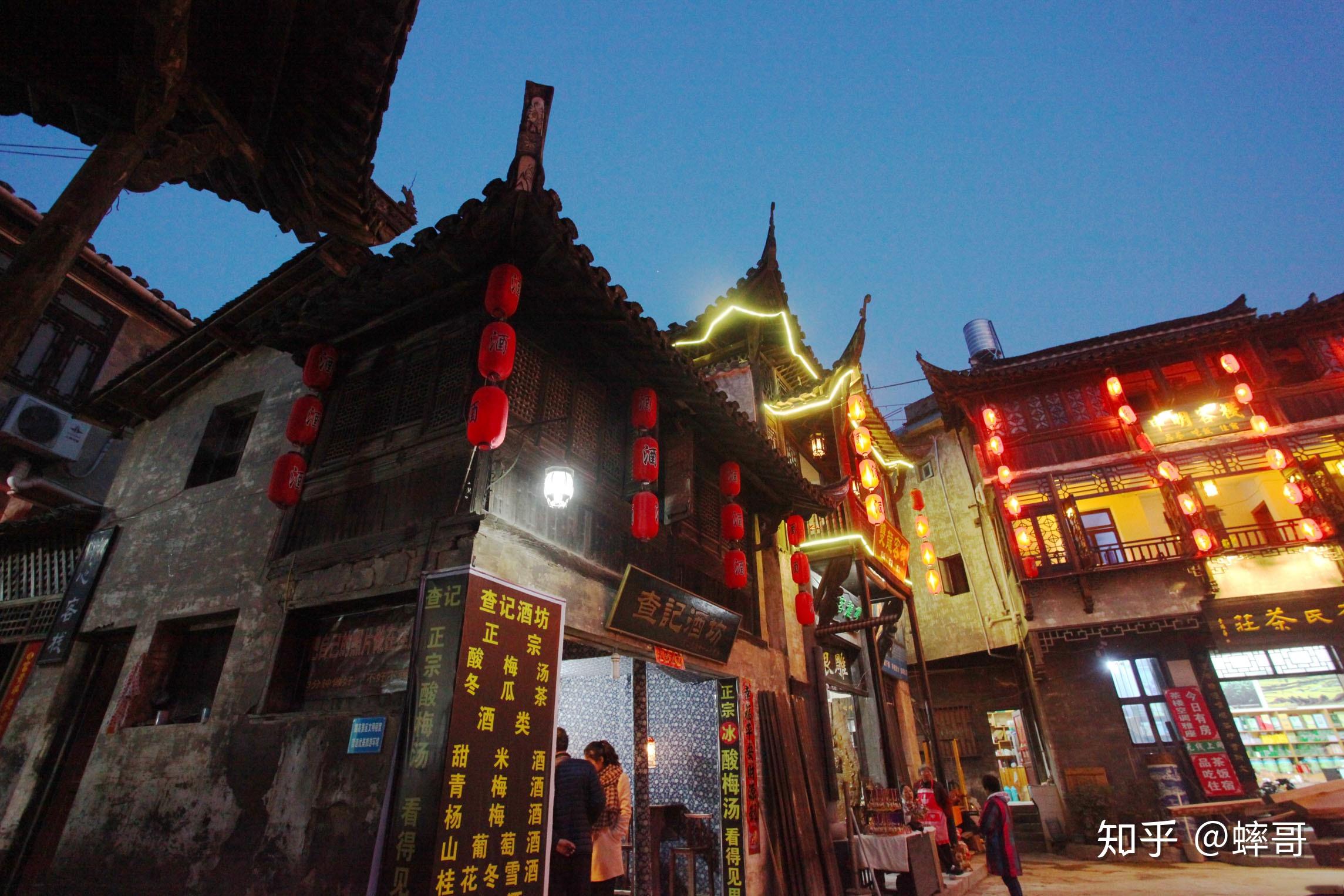 婺源李坑夜景行走在灯火阑珊的夜幕中