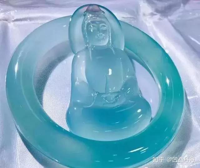 目前市场上有一种"天青冻",其实是岫玉的一种,冒充翡翠天空蓝