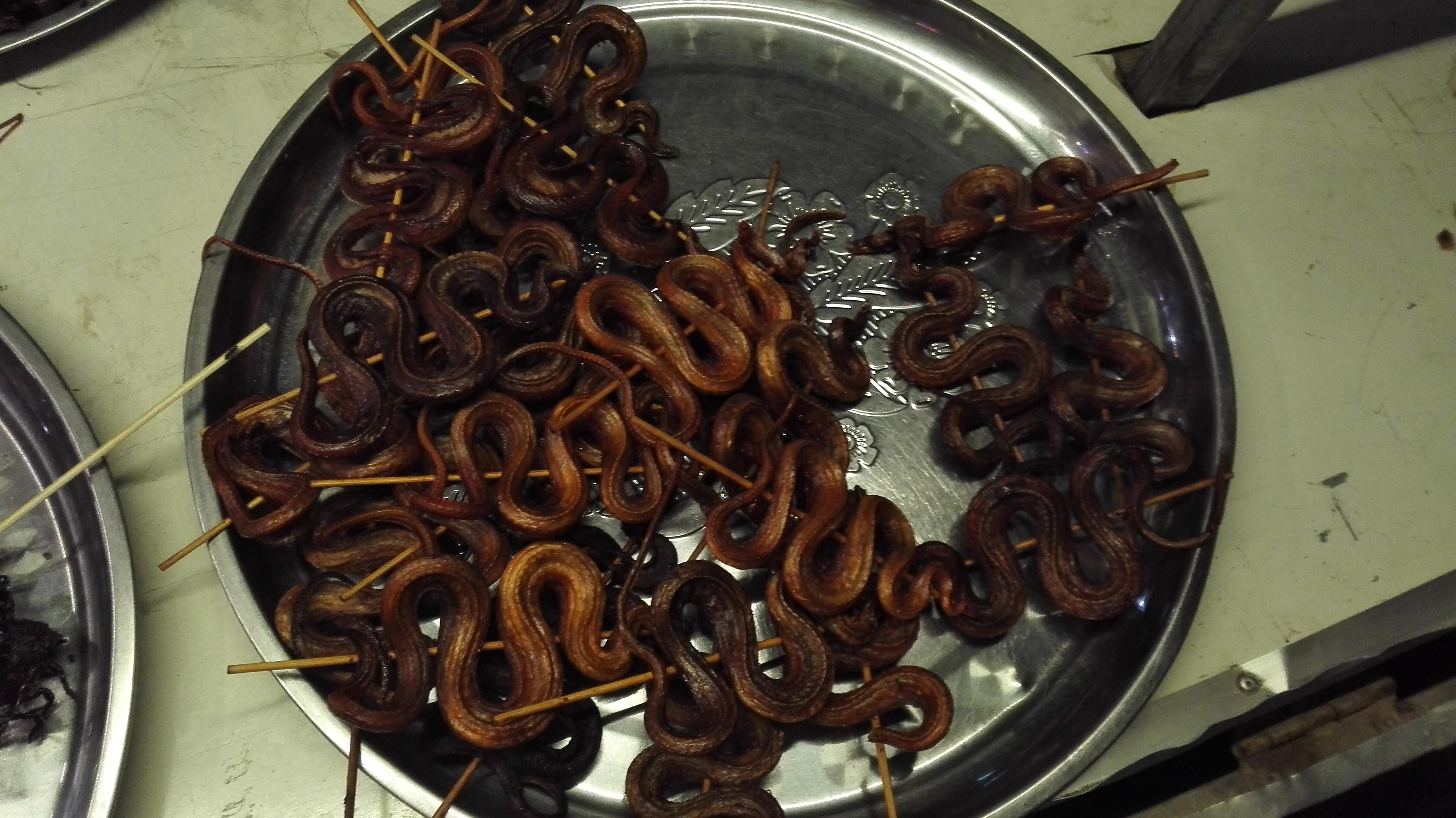 还有烤蟑螂,是的,你没看错,是蟑螂!