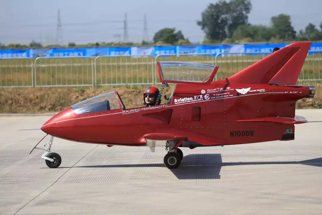 图看石家庄中国通航展特技飞机低空通场