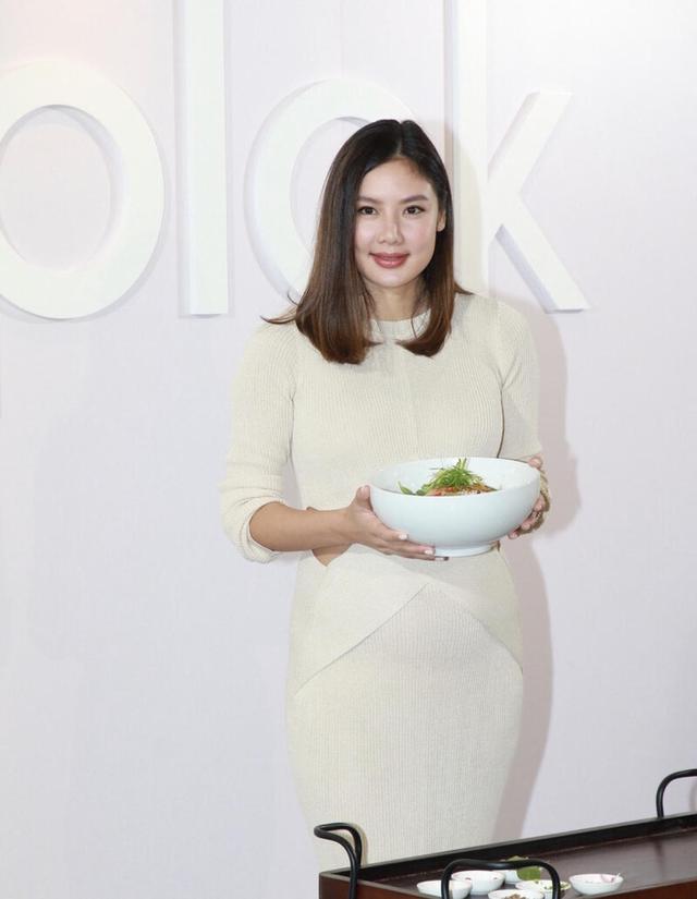 乐基儿不追求瘦反而更有个人特色穿修身针织连衣裙尽显富态身材