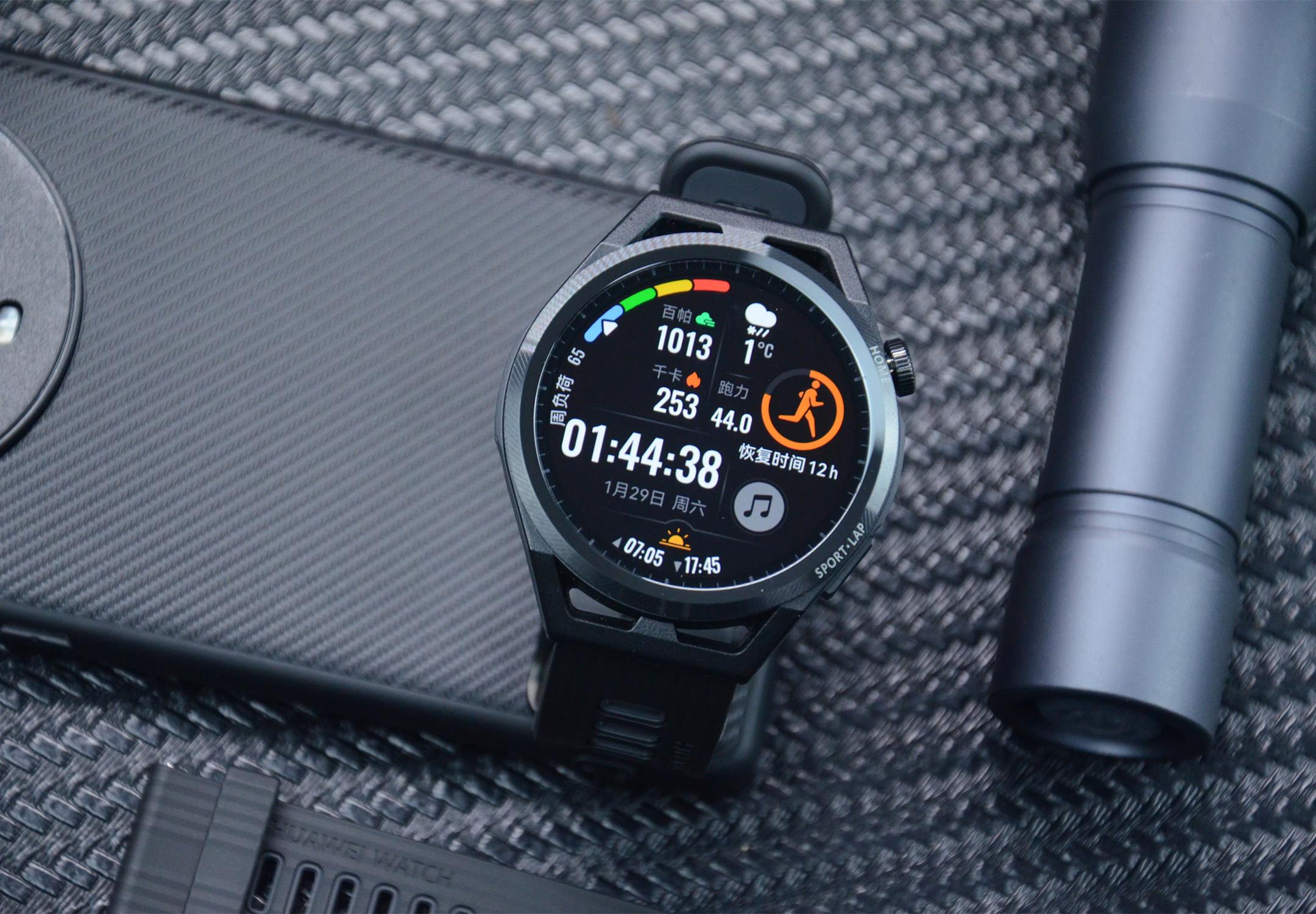 搭载鸿蒙os专业运动智能手表华为watchgtrunner体验