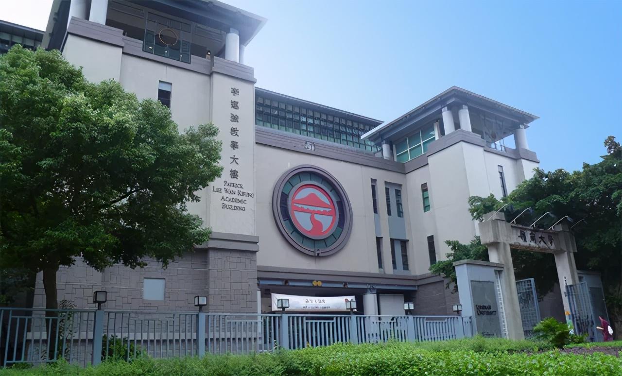 本科学院:文学院,商学院,跨学科学院,社会科学院提供多个本科课程供