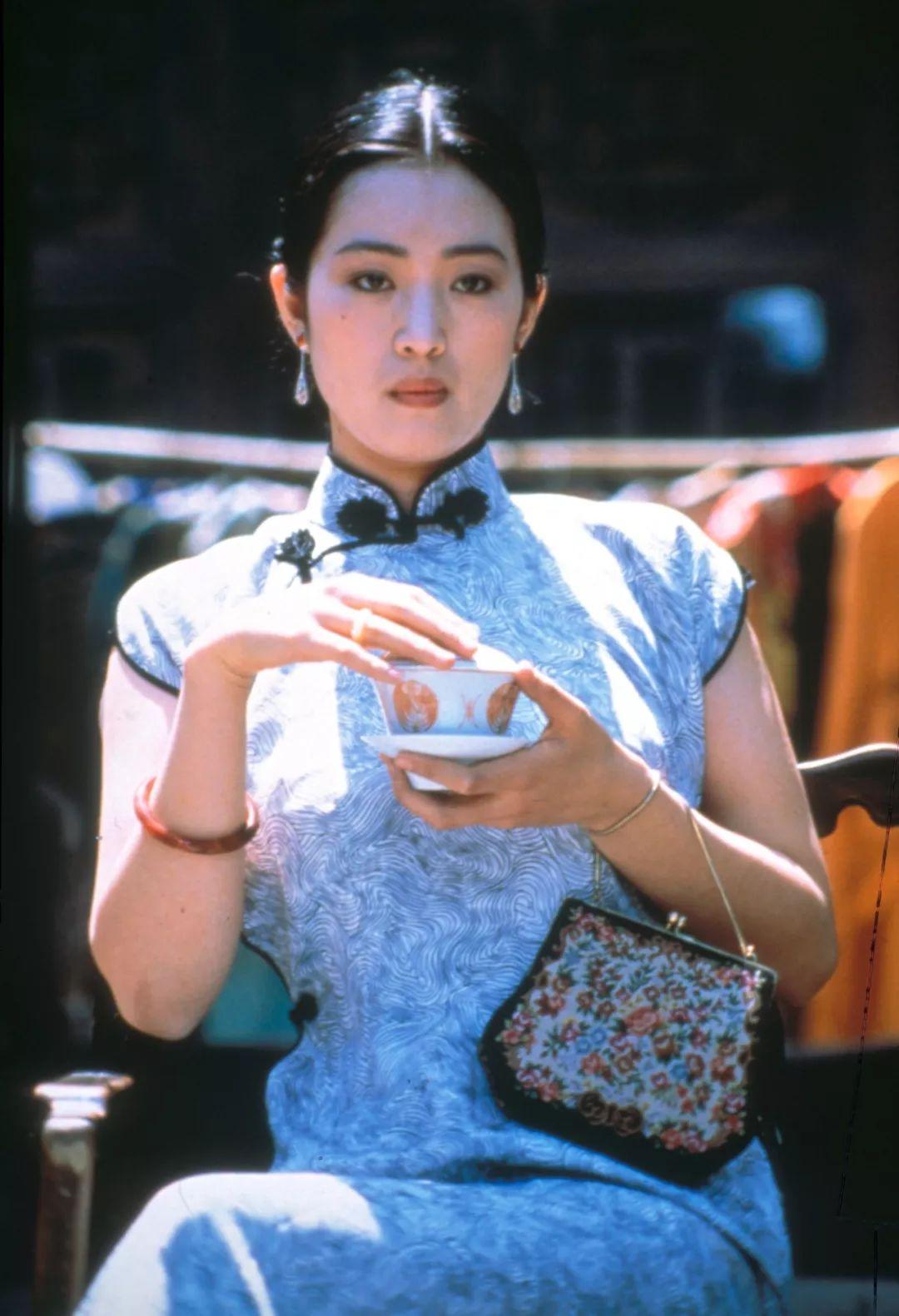 身着旗袍的上海女人，宛如流动的文化风景，《东方神韵》展现百年服饰文化背后的时代变迁_娱乐 _ 文汇网