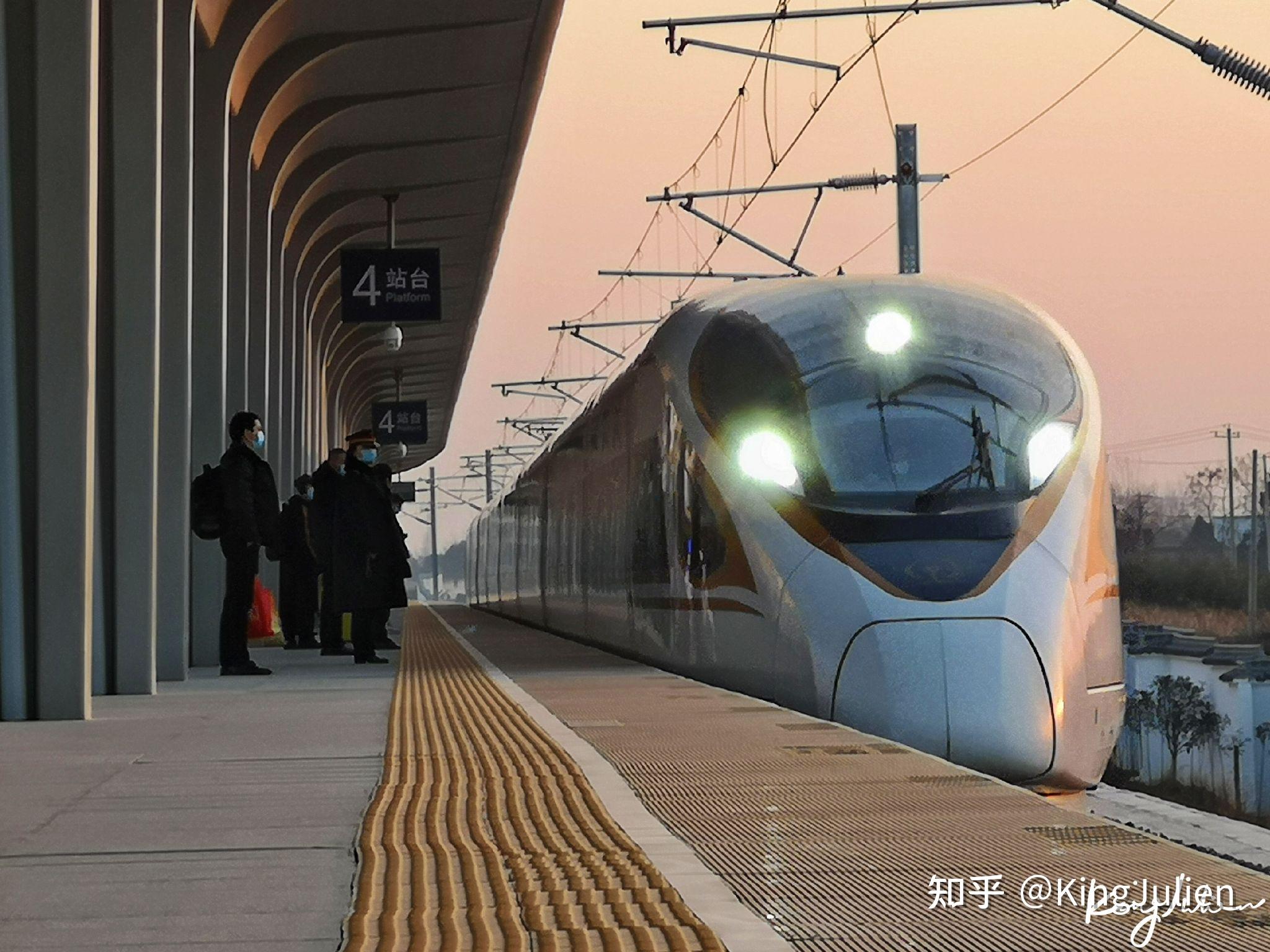 g8338到达庐江西站g8338电显17:52,g8338终到合肥南站,本次旅程结束.