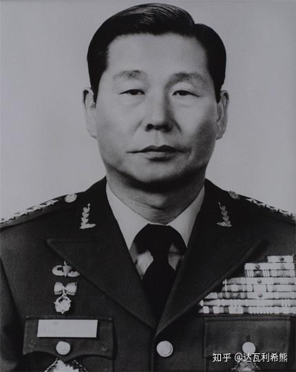 1,陆军参谋总长郑升和大将被连降17级,以二等兵强制退伍,后被全斗焕