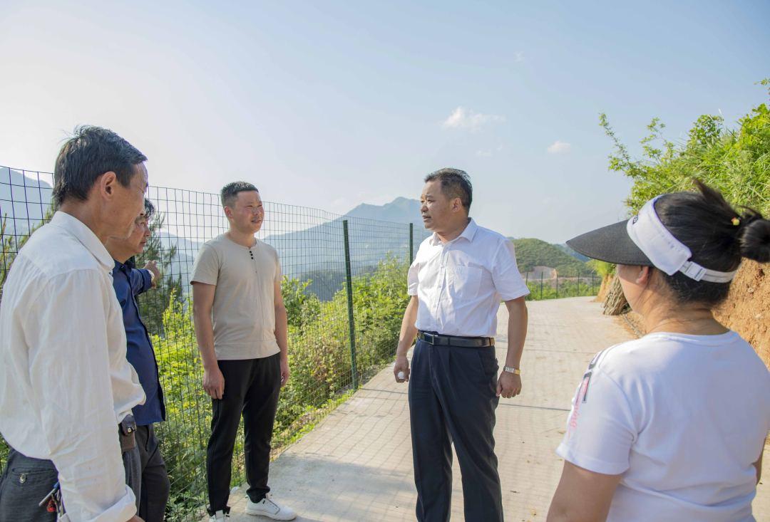 图片说明:图为黄平农商银行党委书记,董事长吴世礼(右二)在杨家牌村钰