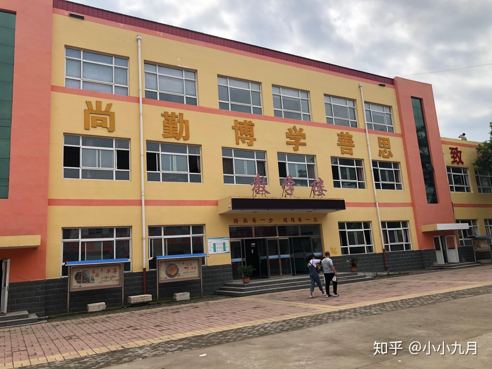 破败的操场,微旧的小楼,崭新的牌匾,这是我来到这个学校的第一天,它的