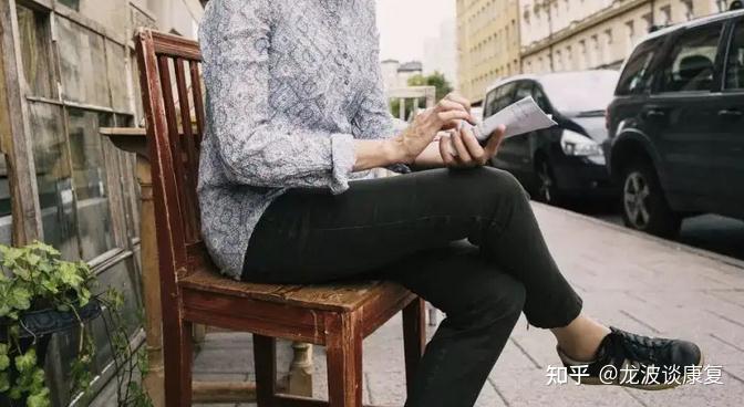 女子长期跷二郎腿致走路瘸腿跷二郎腿的危害有哪些