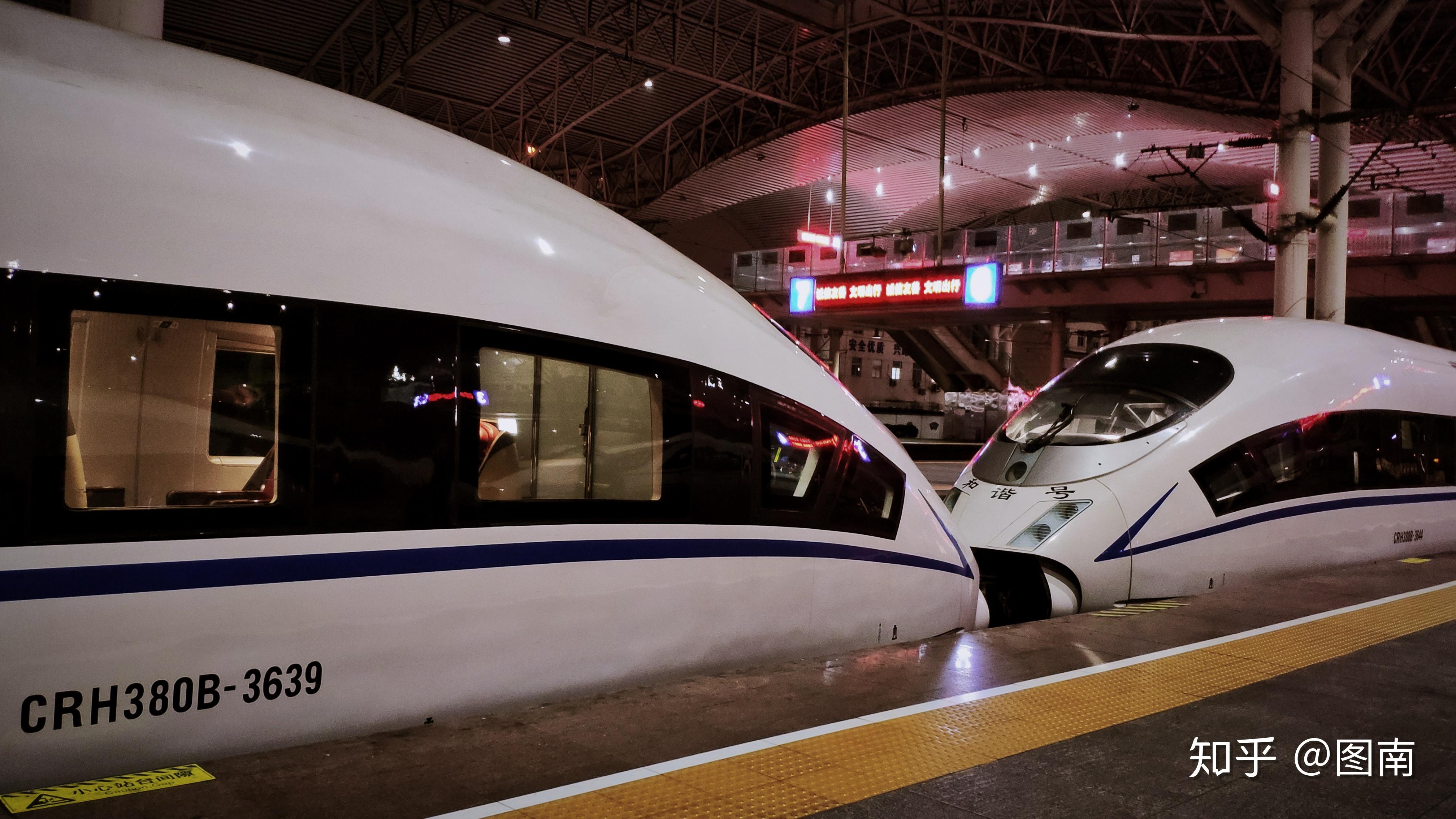 合肥南动车所 crh380b-3639,3644重联乘务员拎着箱子列队出站,结束了