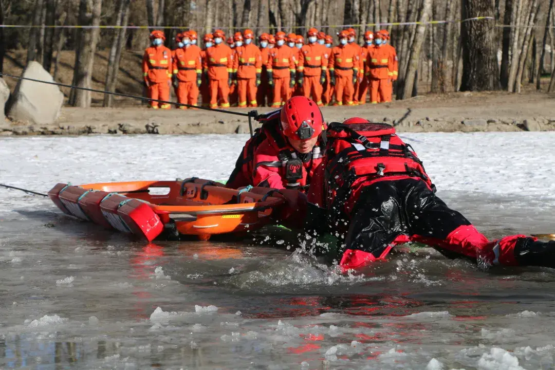 冬季大练兵合作市森林消防大队开展冰雪灾害救援实战训练