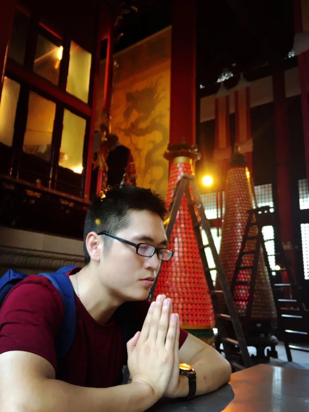 不服,后来看到一个临济禅师的故事:一天晚上,临济祖师去见大愚禅师,和