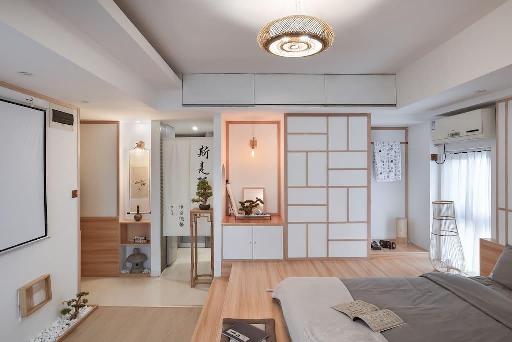 大床的右侧有一个房间,这里有一个白色的窗帘,是那种日本风格的,旁边