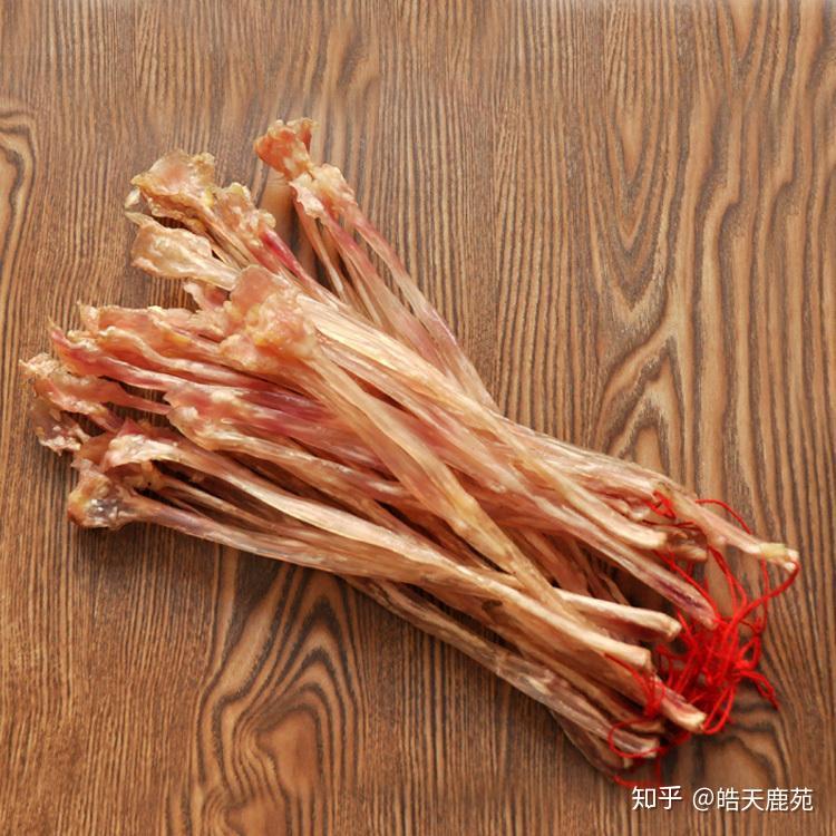 具体的食补做法如下:松仁烧鹿筋功效:有强筋壮骨的功效.