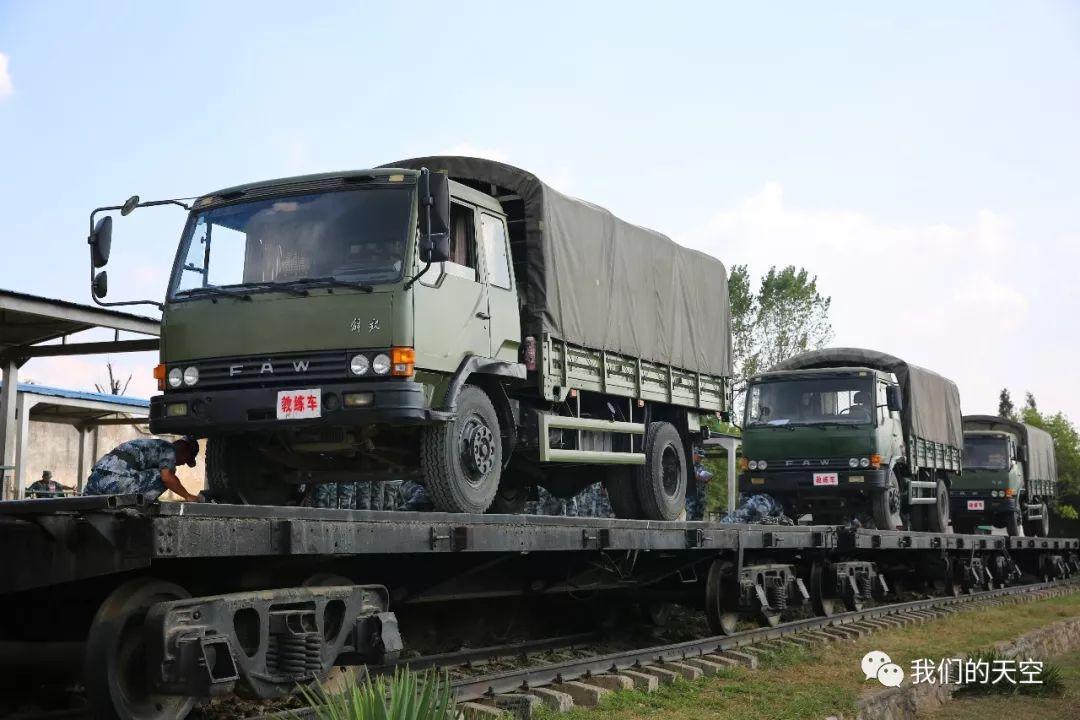 风险高但部队经常夜间长途机动适应各种条件下驾驶才能称的上军车驾驶