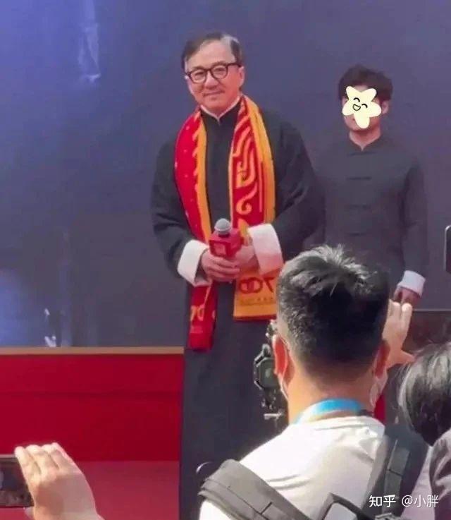 成龙弓腰驼背老态龙钟满脸疲惫对比年前现身河南春晚差距太大