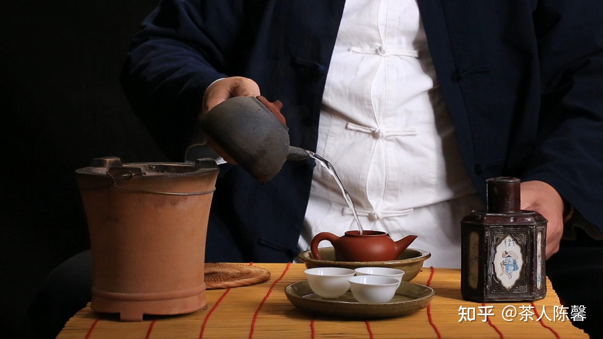 潮汕地区有俗语:"茶三酒四铁桃二"意思是喝茶三人为佳,饮酒四人为妙