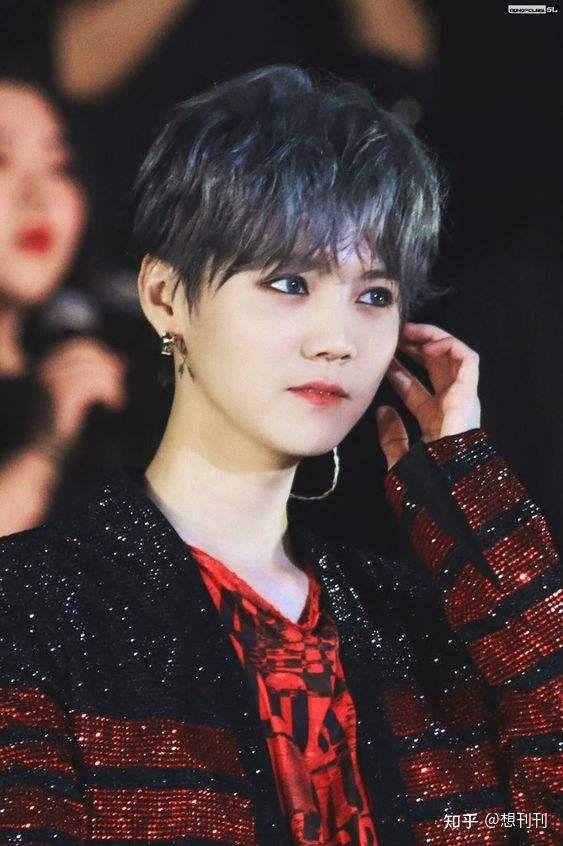 鹿晗一向以清秀漂亮的形象示人,在韩国发展时期就在浓妆的加持下形貌
