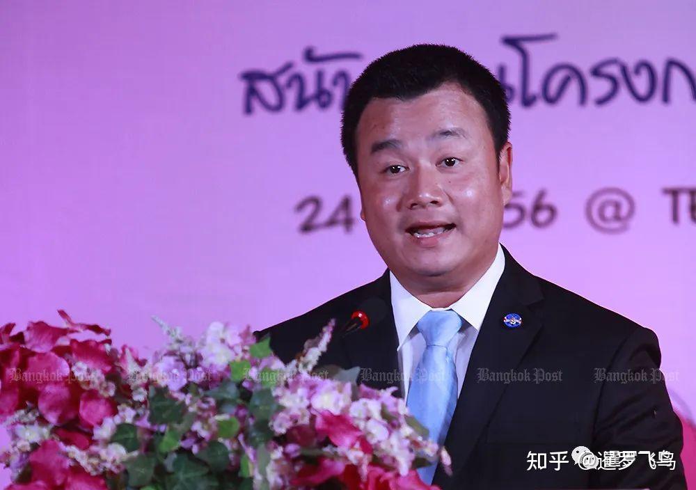 政治资深人士沙诺·天通 (sanoh thienthong) 的儿子索拉旺·天通