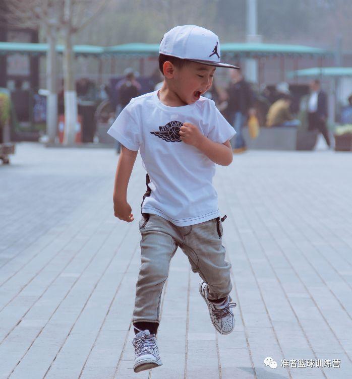 出生6个月就穿aj这个3岁天津网红小朋友球鞋球衣比你多