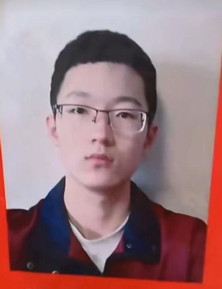 灵璧中学赵梦洁711分,为安徽理科状元,被清华大学计算机系录取.