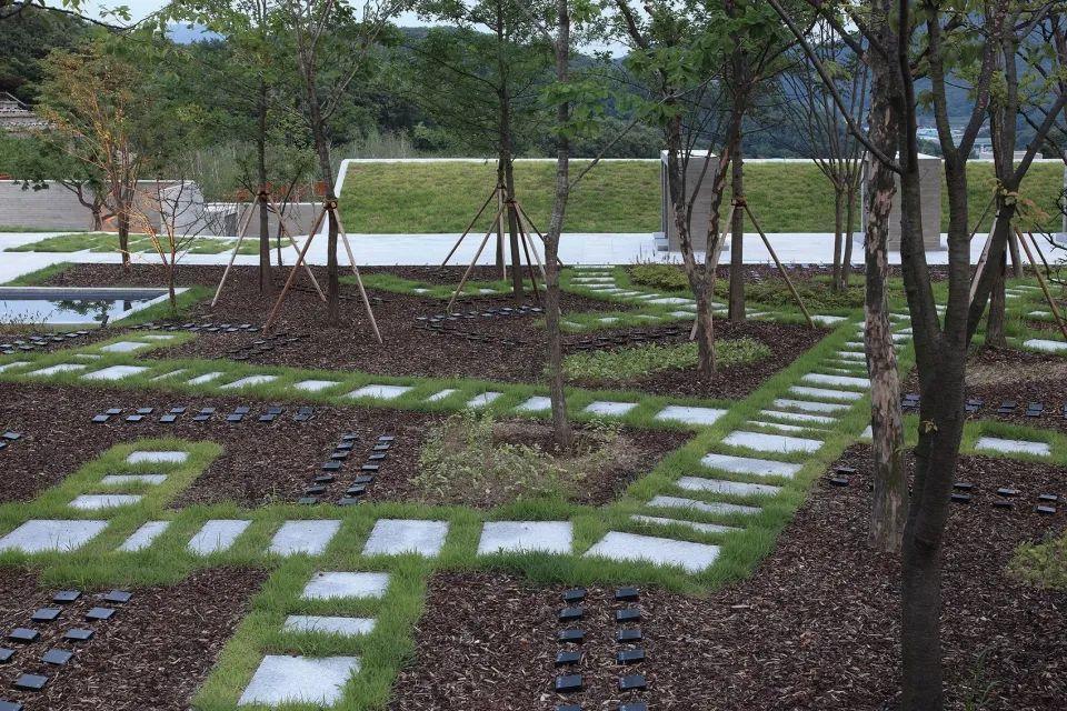 陵园景观作为一个安静的,受人尊重的历史环境里的当代设计具有重要